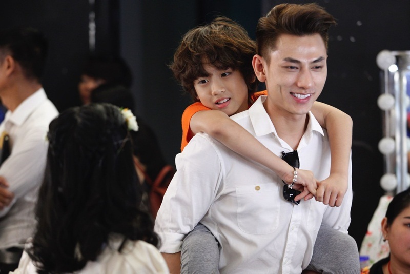 Isaac cõng con trai nuôi - soái ca Gia Khiêm trên lưng.