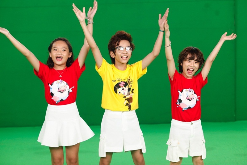 4 MV được chia thành hai ngày quay. Trong ngày quay đầu tiên, các bạn nhỏ đã làm việc nghiêm túc và chăm chỉ đến gần 10h tối.