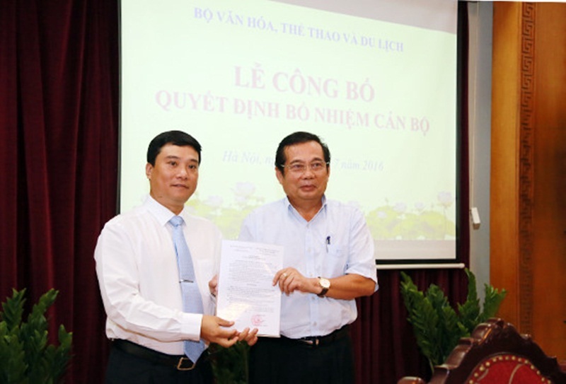 Bộ Văn hóa, Thể thao và Du lịch bổ nhiệm Chánh Văn phòng mới - 2 Tân Chánh Văn phòng Bộ VHTTDL Nguyễn Thái Bình (trái) nhận quyết định bổ nhiệm.