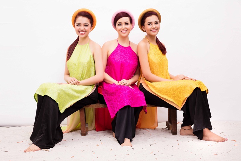 Hoa hậu Nguyễn Diệu Hoa (ở giữa) sinh năm 1969, tại Hà Nội. Cô đăng quang cuộc thi Hoa hậu Việt Nam lần thứ 2 khi đang là sinh viên năm thứ 4 khoa tiếng Nga của Đại học Ngoại ngữ Hà Nội. Sau khi trở thành đại diện nhan sắc quốc gia, Diệu Hoa không tham gia showbiz mà chuyên tâm vào học tập. Cũng nhờ sự tự tin khi nói được nhiều tiếng nước ngoài đã giúp cô ghi dấu ấn với bạn bè quốc tế về dễ dàng lọt vào Top 5 người đẹp nhất cuộc thi Mrs World - Hoa hậu Quý bà Thế giới 2008.