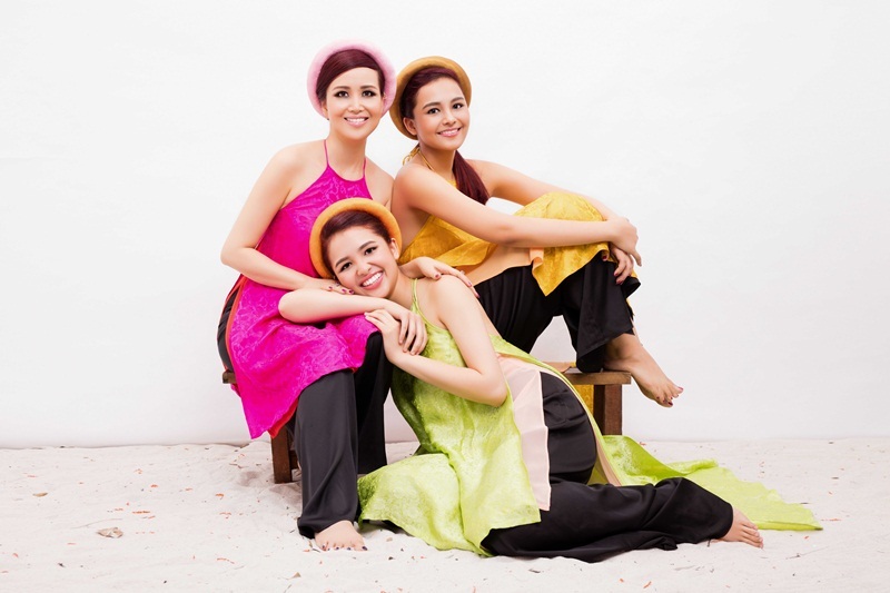 Đã 26 năm kể từ khi đăng quang, Diệu Hoa vẫn giữ được thần thái sang trọng và mặn mà ở tuổi 47. Nhiều người nói rằng nhìn cô và hai con gái như 3 chị em.