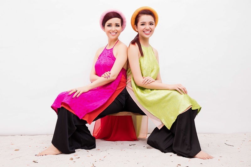 Hoa hậu Nguyễn Diệu Hoa (trái) khiến nhiều người ấn tượng với khả năng nói lưu loát 5 ngoại ngữ. Cô thông thạo tiếng Nga, tiếng Anh, tiếng Pháp và nói được tiếng Ấn Độ, Thái Lan.