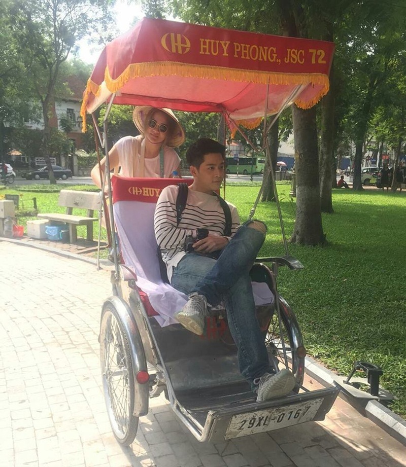 Ngắm Hà Nội nên thơ trong phim mới của mỹ nam Thái Lan - 5 Anh chàng thích thú trải nghiệm đi xe xích lô.