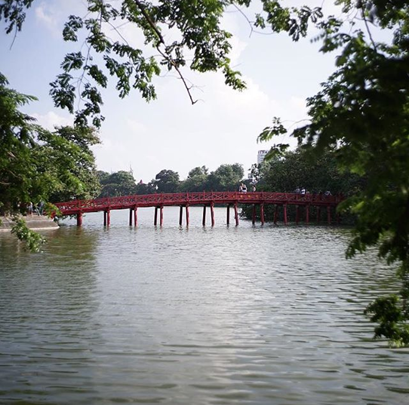 
Hình ảnh Bờ Hồ thân thuộc, bình dị
