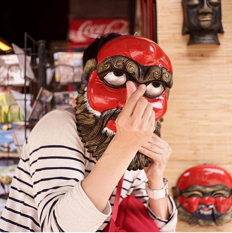 
Tại một cửa hàng bán mặt nạ trên phố cổ
