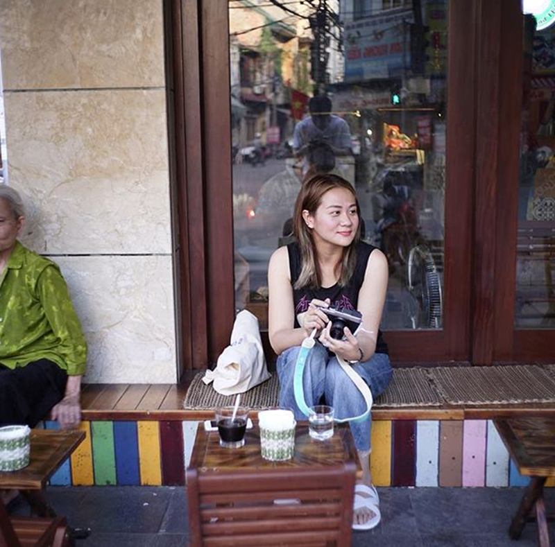 
Một quán cà phê hè phố
