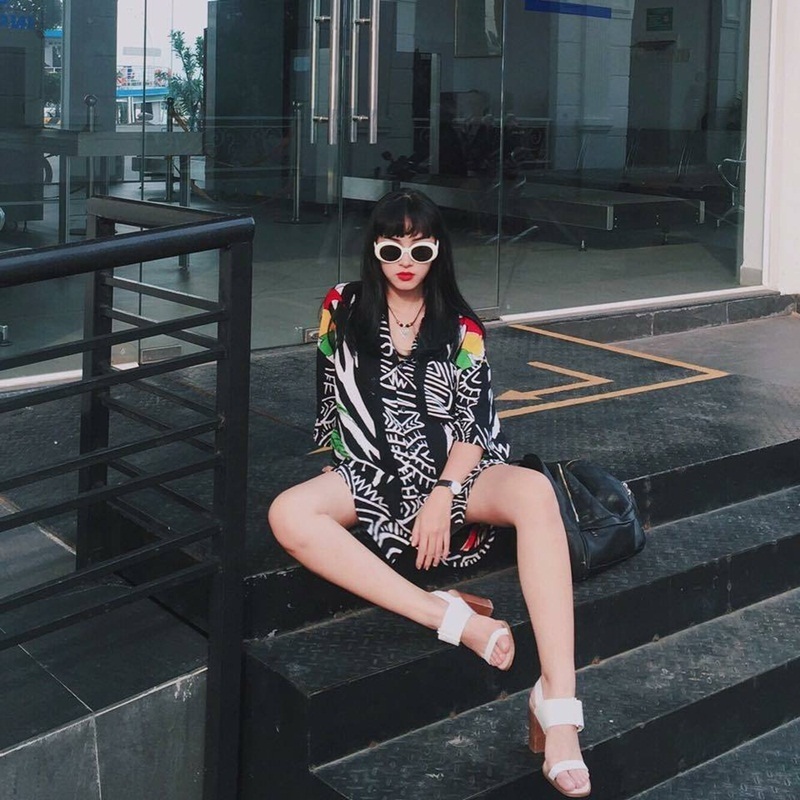 Gặp cô gái fashionista 19 tuổi "chất nhất vịnh Bắc Bộ” - 7 Châu Bùi luôn biết khéo léo phô diễn tối đa lợi thế của vóc dáng. Đôi chân dài hay vòng eo săn chắc là ưu điểm dễ nhận thấy của cô qua từng set đồ.