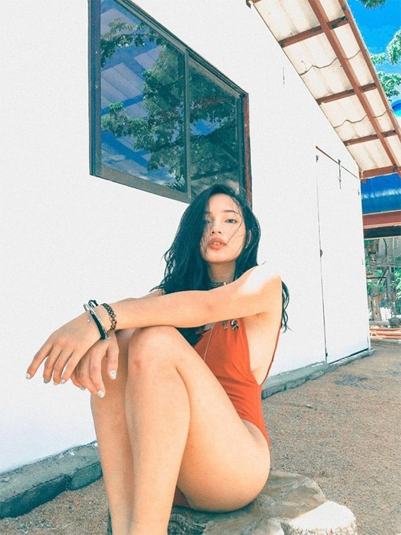 Gặp cô gái fashionista 19 tuổi "chất nhất vịnh Bắc Bộ” - 4 “Chúng ta không thể kéo dài đôi chân mình ra nhưng chúng ta có thể biến chúng trở nên săn chắc, gọn gàng. Với mình, đẹp và gợi cảm luôn đi kèm với sự khoẻ khoắn pha chút mạnh mẽ.” Châu Bùi chia sẻ.