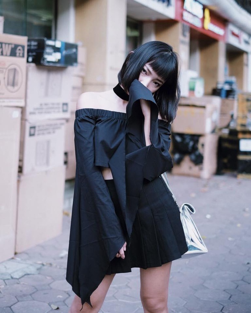 Gặp cô gái fashionista 19 tuổi "chất nhất vịnh Bắc Bộ” - 12 Châu Bùi luôn tự tin diện những trang phục sexy khoe dáng một cách triệt để khi sở hữu thân hình cân đối với số đo 3 vòng: 83-60-88. Thế nhưng, để có vóc dáng nóng bỏng, đáng mơ ước như ngày nay đó là phải nhờ vào sự luyện tập nỗ lực của cả một thời gian và quá trình dài để bồi đắp cho thân hình cò hương ngày xưa của mình.