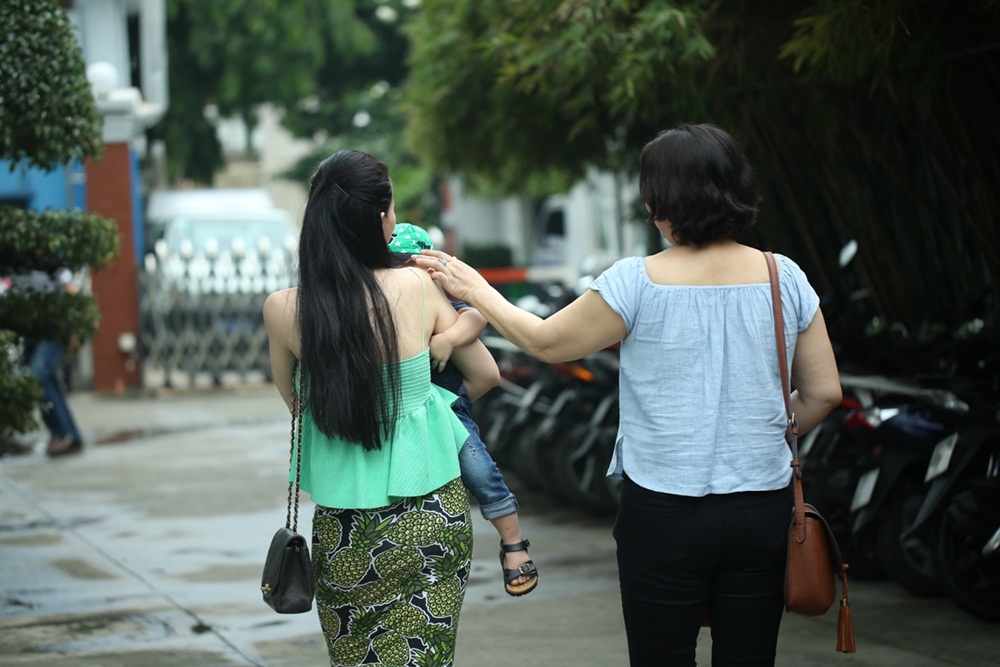 Thu Thủy bế con đi sự kiện nhưng giấu mặt quý tử - 5
Giống như nữ ca sĩ đàn chị: Thu Minh, Thủy Tiên... Thu Thủy luôn giấu mặt con trong các bức ảnh.