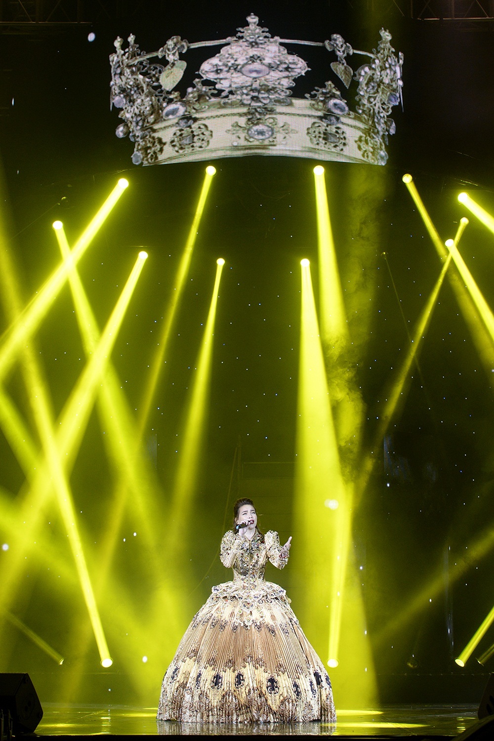 Trong không gian rực sáng ánh đèn, nhạc điệu “What is love” vang lên da diết, và khi đó Hồ Ngọc Hà xuất hiện từ bậc thang xuống như một nữ hoàng với vương miện trên đầu gửi lời chào Hà Nội.