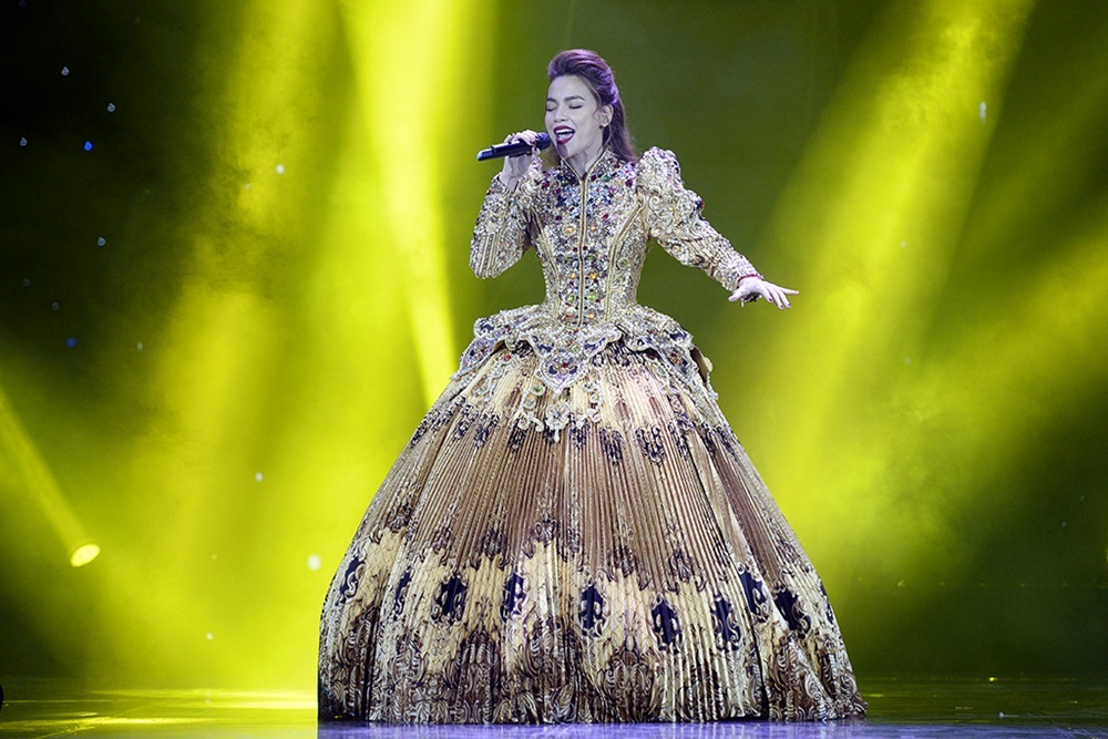 Với “Giấc mơ chỉ là giấc mơ”, “Đêm nghe tiếng mưa”, những câu chuyện tình yêu được kể bằng một Hồ Ngọc Hà “đàn bà hơn, da diết hơn”…