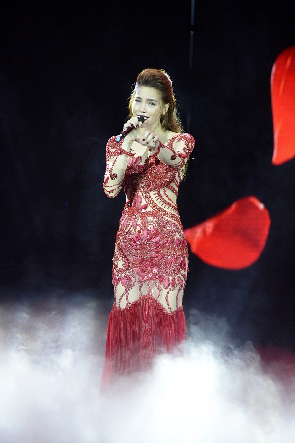 Rồi Hà Hồ dò hỏi: “Khán giả ngồi đây có ai vẫn tin vào lời hứa tình yêu? Ai muốn nghe vào lời hứa của tình yêu. Hà bị mê lời hứa tình yêu”.