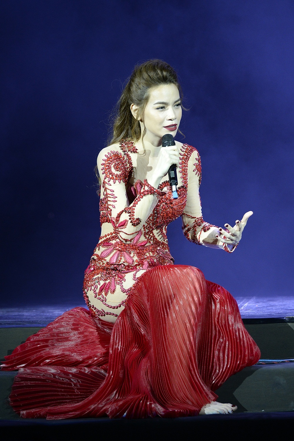 Người đàn bà đi chân đất không ít lần thất vọng và đau khổ trong tình yêu, đã nhiều lần dằn lòng những lần yêu sau sẽ bình tĩnh hơn nhưng “Một khi bánh bèo đã yêu thì…”, cô để lửng và tiếp luôn bằng câu hát: “Nếu bây giờ được chọn lựa một lần nữa, thì chắc có lẽ vẫn yêu anh như ngày xưa” (Nếu em được lựa chọn). “Phụ nữ sinh ra sức chịu đựng mãnh liệt. Dù biết là khổ vẫn cứ yêu”, cô nói.