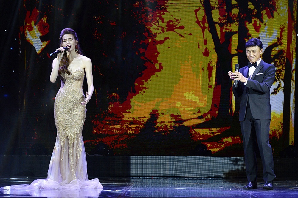 Danh ca Tuấn Ngọc cùng Hồ Ngọc Hà thể hiện hai ca khúc “Để nhớ một thời ta đã yêu” và “Niềm đau chôn giấu”. “Tôi đã hát ở Cung Văn hóa Hữu nghị Việt Xô nhiều lần nhưng chưa bao giờ thấy nhiều khán giả như đêm nay. Hồ Ngọc Hà rất xứng đáng với địa vị mà cô có được”, danh ca Tuấn Ngọc dành lời khen ngợi Hà Hồ.