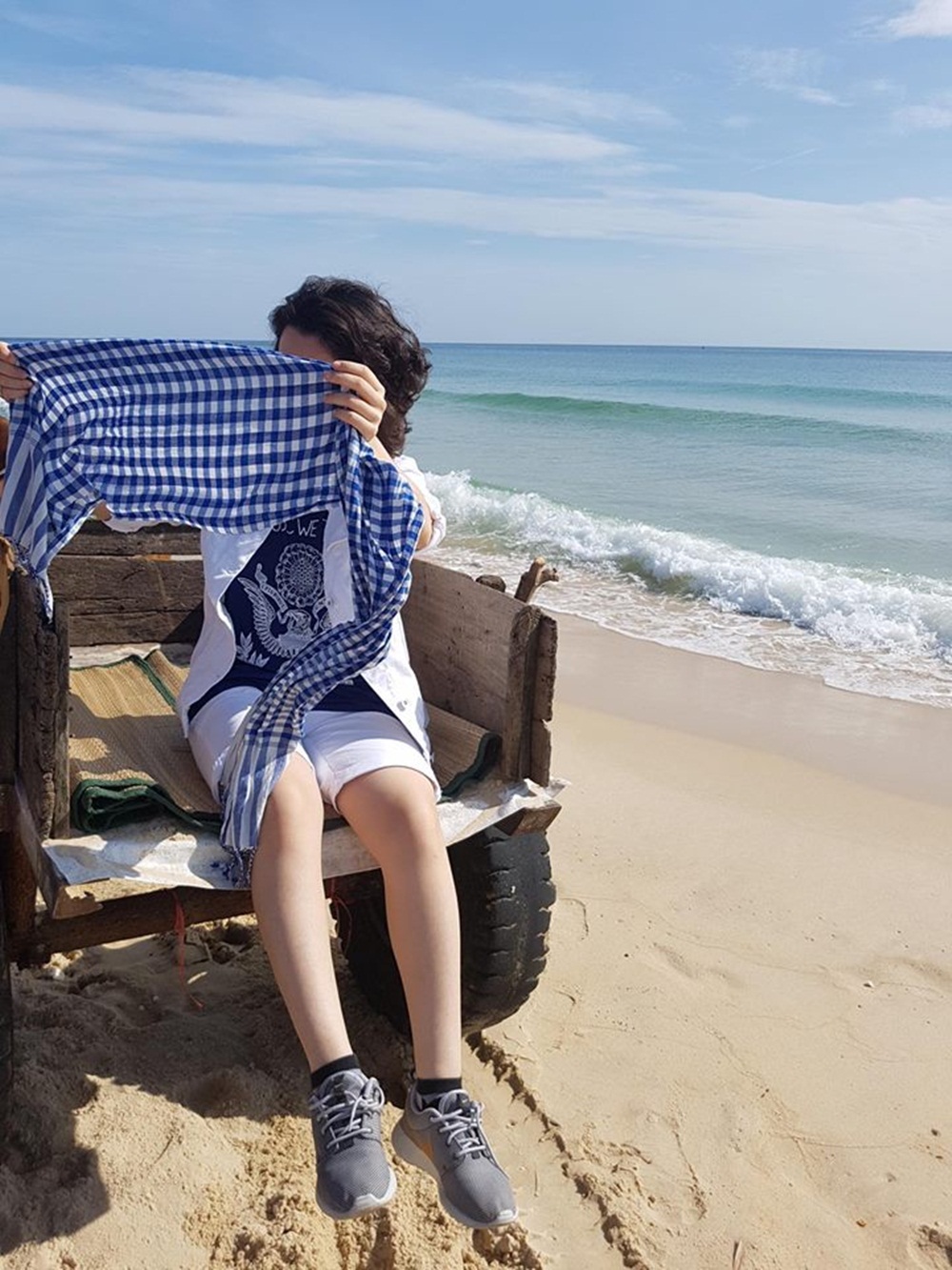 Tiên Tiên phong trần trải nghiệm làm người dân vùng đảo - 7 Tiên Tiên đã rất thích thú và nhận lời tham dự hành trình “phượt” đặc biệt này. Tiên Tiên cho biết: “Bản thân Tiên rất thích biển nên trong bài hát mới có những lời như: Anh sẽ nói em nghe về đại dương xanh”.
