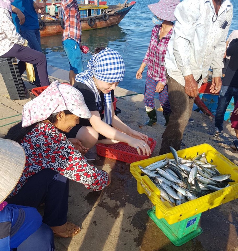 Tiên Tiên phong trần trải nghiệm làm người dân vùng đảo - 8 Cô đã có những trải nghiệm với những hoạt đồng gần gũi, nhiều hoạt động thường nhật cũng như dành riêng cho mình những khoảnh khắc đáng nhớ của người nghệ sĩ lãng du hát những khúc hát của chính mình.