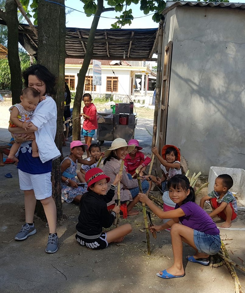 Tiên Tiên phong trần trải nghiệm làm người dân vùng đảo - 2 Nữ ca sĩ – nhạc sĩ tiến gần hơn với cuộc sống đời thường dung dị cũng như hình ảnh của một nghệ sĩ du ca.
