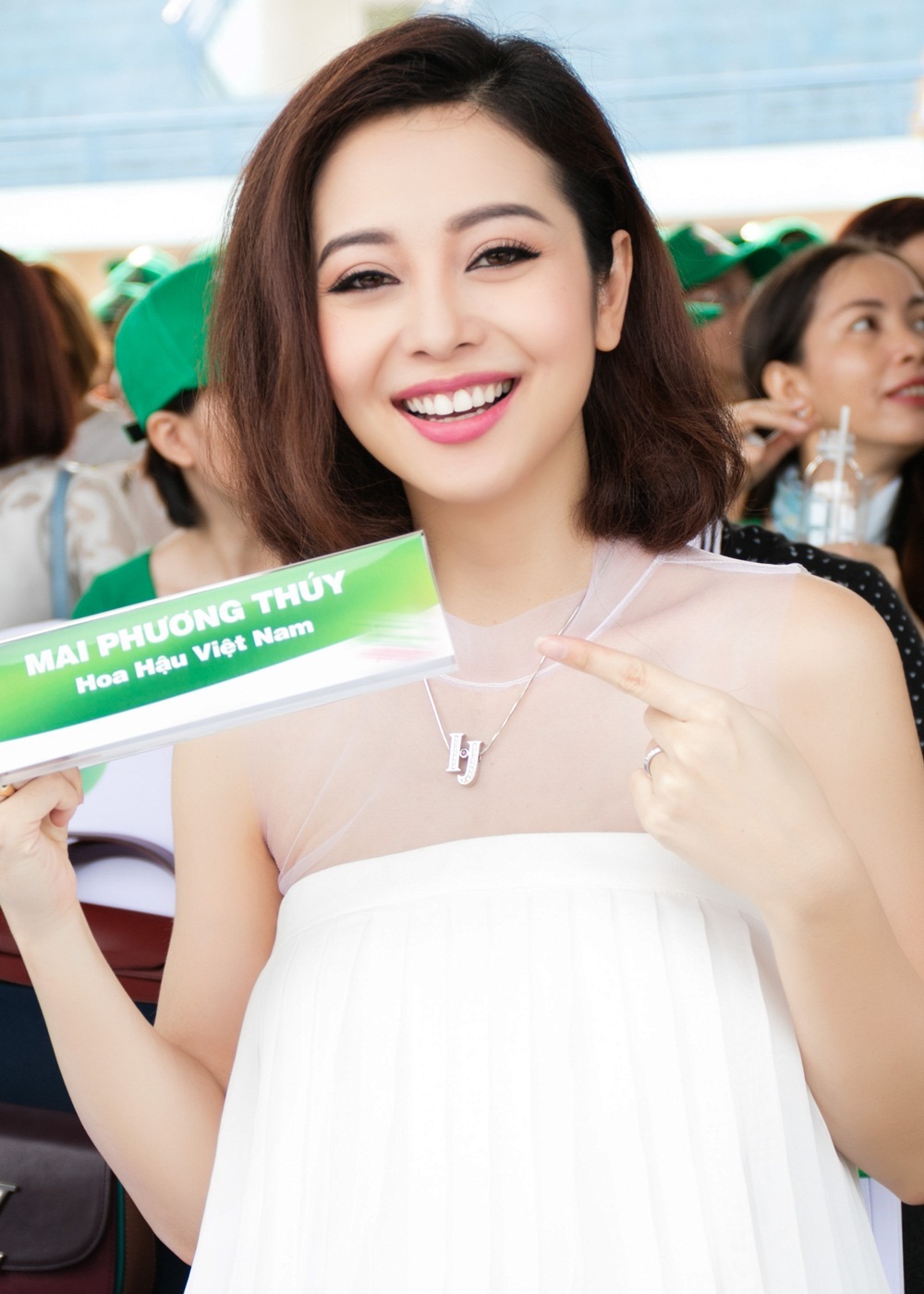 Mai Phương Thúy, Jennifer Phạm đùa nghịch “chu” môi, tráo biển tên - 9