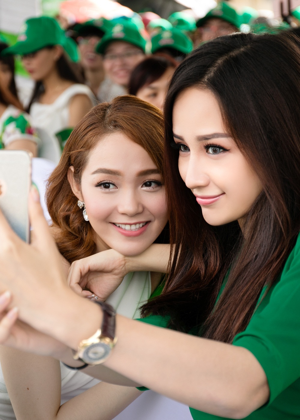 Dù đăng quang đã rất lâu nhưng Mai Phương Thúy vẫn luôn là tâm điểm ở mỗi sự kiện. Cô tươi tắn cùng Minh Hằng.