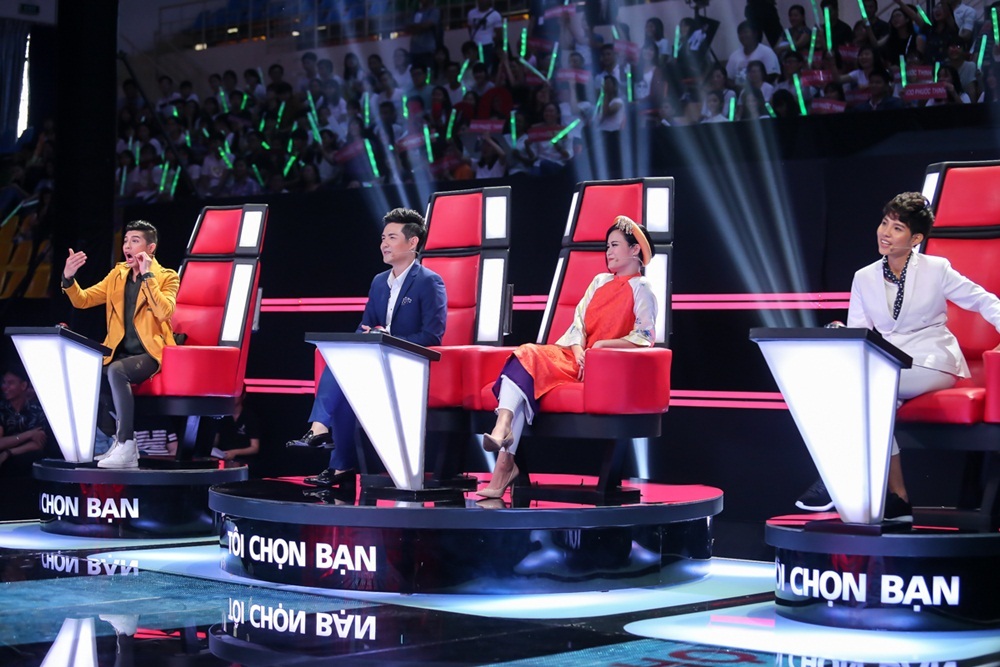 Noo Phước Thịnh mang danh hiệu The Remix “dụ” cậu bé “vắt hai chân lên cổ” - 1 Các thành viên ban giám khảo có màn chiến đấu quyết liệt để giành thí sinh.