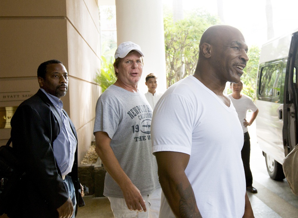 “Nhìn bề ngoài có vẻ anh rất lạnh lùng và dữ dội, nhưng khi tiếp xúc tôi nhận ra Mike Tyson rất “nice”. Và khi làm việc cùng anh, tôi thấy anh là một nghệ sỹ chuyên nghiệp, với cách diễn xuất và trao đổi với bạn diễn rất rõ ràng. Tôi thấy anh ấy diễn xuất rất tốt”, Trần Bảo Sơn chia sẻ .