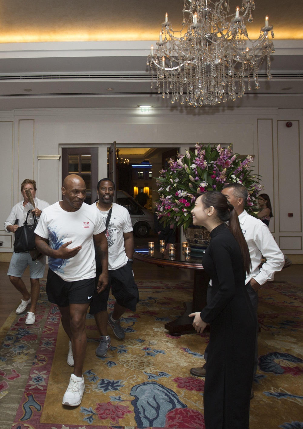 Diễn viên – nhà sản xuất Trần Bảo Sơn chia sẻ, dù rất thân thiện và gần gũi với mọi người trong đoàn phim, nhưng Mike Tyson cũng không thể dành thời gian để thăm những thắng cảnh tại Việt Nam hay tổ chức gặp gỡ giới truyền thông như dự kiến.