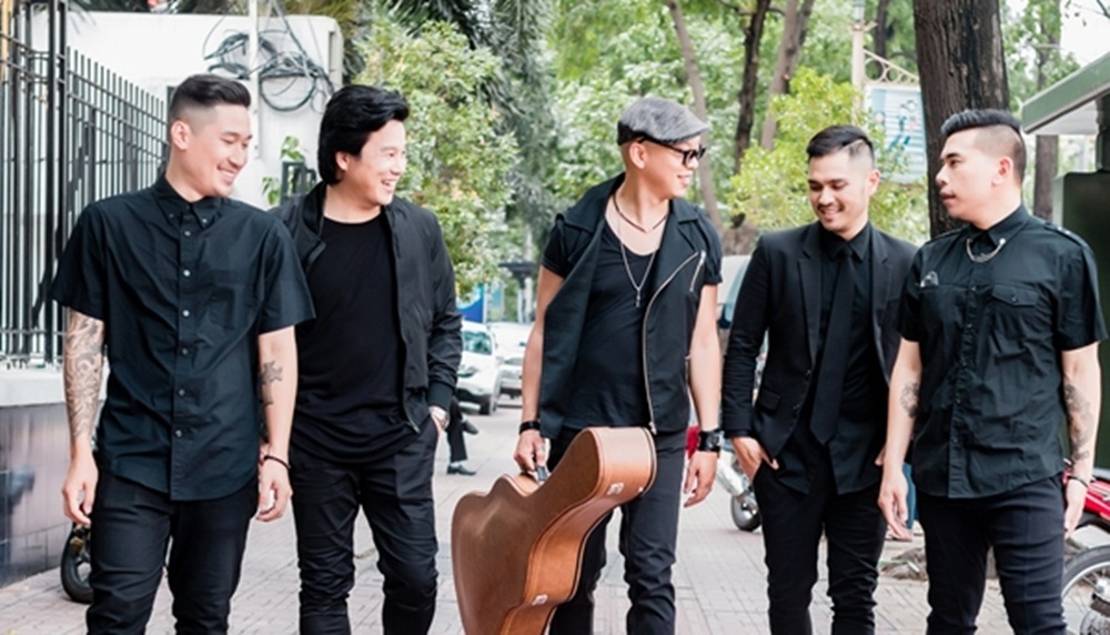 Thanh Bùi: “Sẽ có nhiều hơn một nghệ sĩ Việt được đề cử Grammy” - 3 Nghệ sĩ Chi Thanh (cầm đàn) cùng nghệ sĩ Thanh Bùi (thứ 2 từ trái sang) cùng đặt rất nhiều kì vọng vào sự chuyển mình của nền âm nhạc Việt Nam.