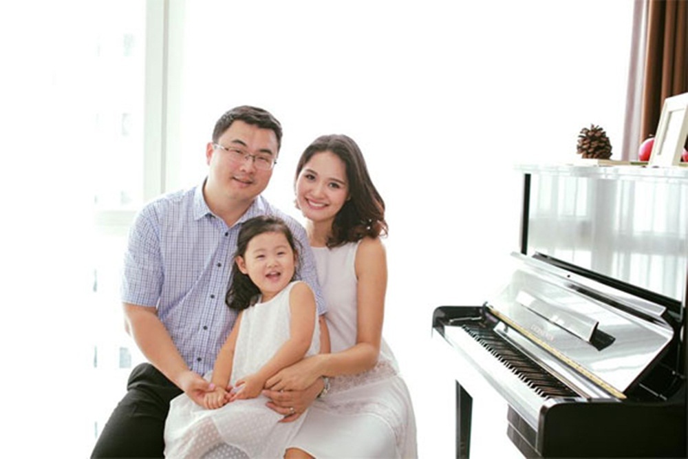 Hạnh phúc viên mãn của những Hoa hậu Việt kín tiếng chuyện đời tư - 7 Vợ chồng Hương Giang và con gái đầu lòng.