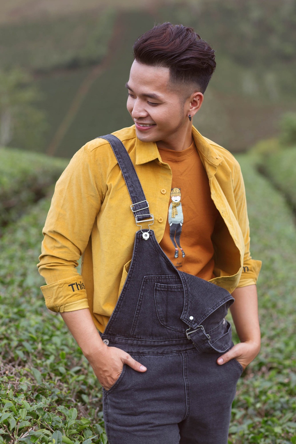 Phạm Hồng Phước cùng người yêu bí mật đi du lịch bụi - 4
Sáng 6/8, Phạm Hồng Phước chính thức phát hành MV gửi tặng người yêu nhạc. Khác với các MV thực hiện tại studio trước đó, MV lần này được Phạm Hồng Phước và ekip đầu tư, chau chuốt trong từng cảnh quay ở các địa điểm du lịch nổi tiếng khắp đất nước.