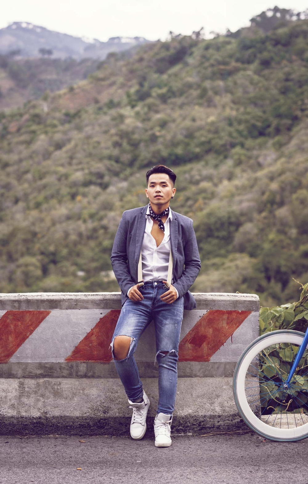 Phạm Hồng Phước cùng người yêu bí mật đi du lịch bụi - 13 Phạm Hồng Phước chia sẻ: “Là một người trẻ, một nghệ sĩ được đi biểu diễn, du lịch, khám phá nhiều nơi ở Việt Nam. Mỗi vùng đất đi qua mang đến cho Phước nhiều xúc cảm. Phước cảm thấy tự hào vô cùng về cảnh đẹp, con người nước Việt chúng ta. Qua ca khúc lần này Phước muốn gửi đến mọi người thông điệp về tình yêu quê hương, đất nước. Mong rằng đó sẽ là động lực để tất cả chúng ta nghe xong, có động lực rời xa thế giới mạng, xách ba lô lên, đi để mở mang trí óc, khám phá các thắng cảnh của nơi mình sinh ra”.