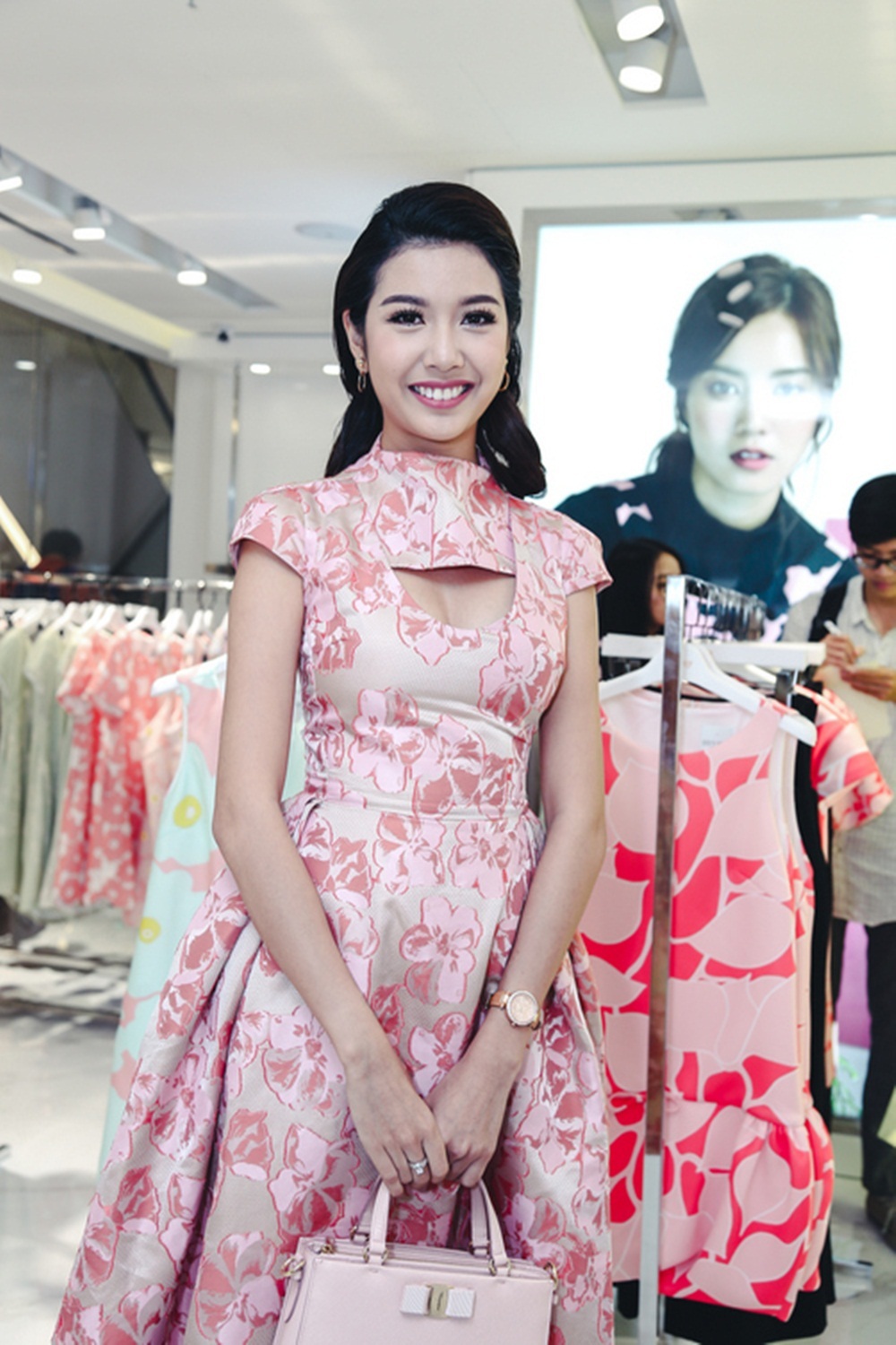 Á hậu Thúy Vân dịu dàng trong một thiết kế điệu đà. Với gương mặt dịu dàng, đậm chất Á Đông và đời tư sạch, Thúy Vân là một trong số những người đẹp đắt show sự kiện.