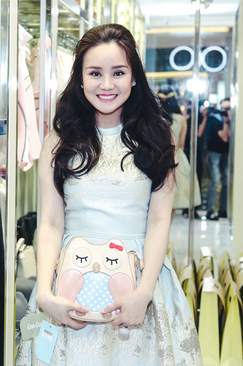 Gái một con Vy Oanh diện một mẫu váy xoè theo phong cách cổ điển.