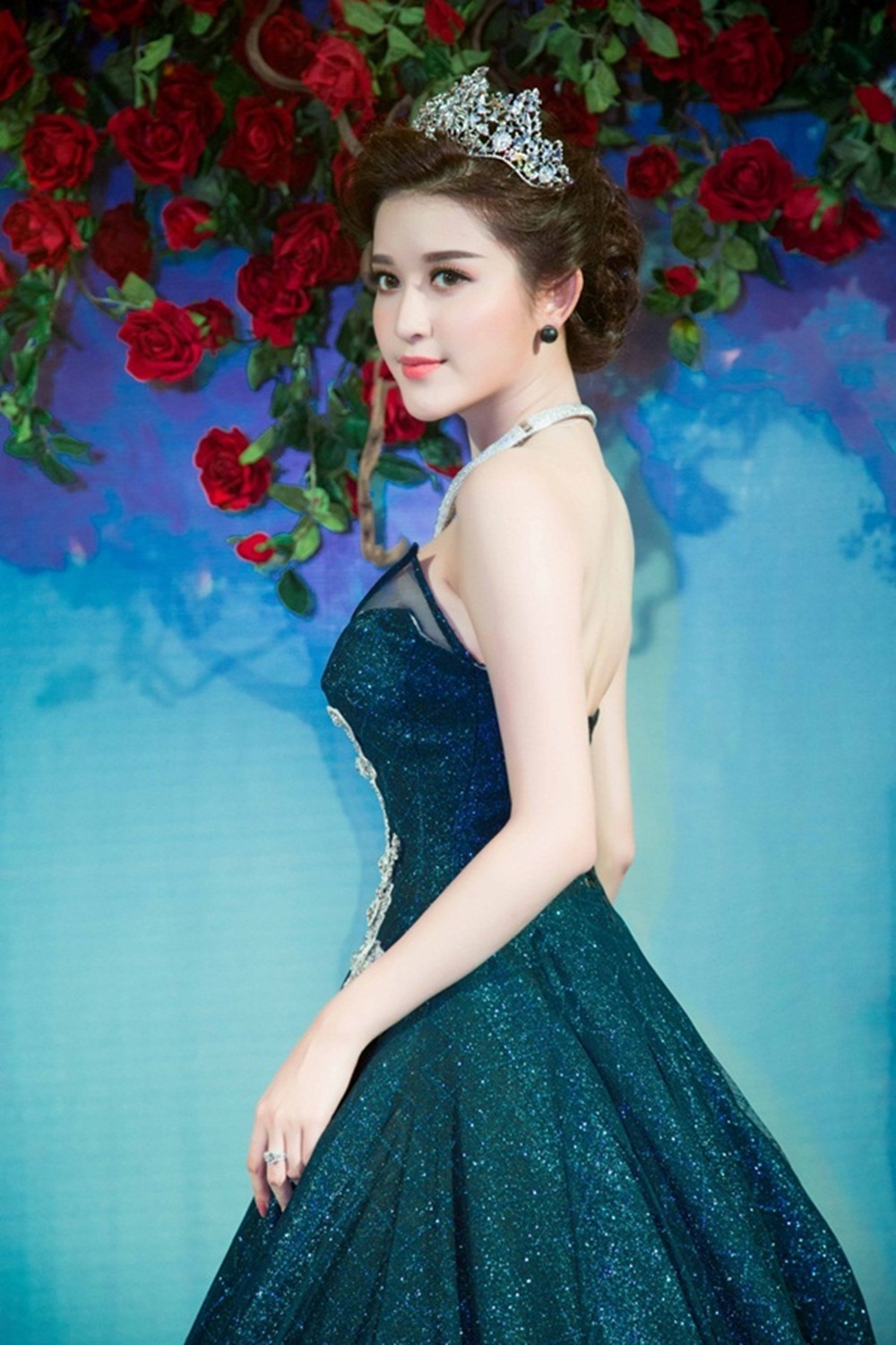 Kỳ Duyên - Huyền My và câu chuyện sức nặng danh hiệu - 4 Ngoài những câu hỏi xoay quanh chuyện Huyền My làm đại sứ, trong buổi họp báo, có phóng viên đã đặt câu hỏi: “Xin Huyền My cho biết, bạn có hút thuốc không? Bạn có nhận xét gì về trường hợp hút thuốc của Hoa Hậu Kỳ Duyên?”, người đẹp này không né tránh trả lời rằng: “Tôi không hút thuốc và chưa bao giờ nghĩ đến việc mình sẽ hút thuốc. Trong gia đình tôi, từ ông bà, cha mẹ cũng chưa từng hút thuốc. Về việc Hoa hậu Kỳ Duyên hút thuốc theo tôi, đó là việc cá nhân của Kỳ Duyên, tôi không có bình luận gì xung quanh vấn đề này”.