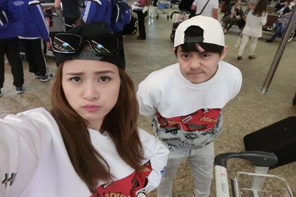Đông Nhi - Ông Cao Thắng và style “trẻ mãi không già” sau 8 năm yêu nhau - 16 Áo đôi song hành trong những chuyến đi du lịch chung.