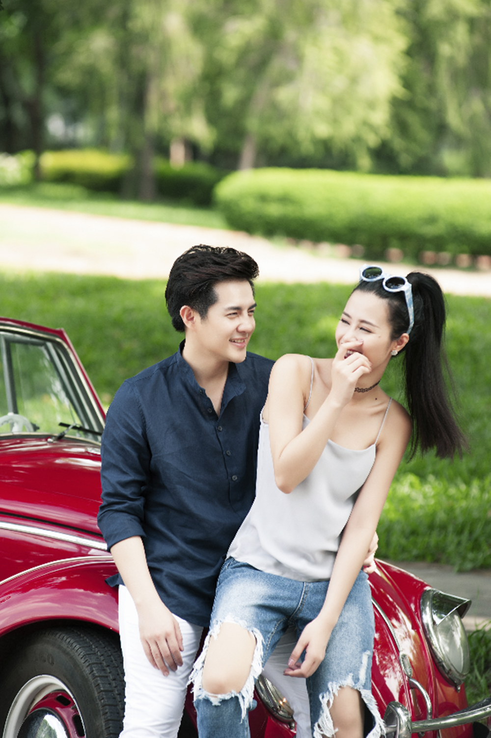 Đông Nhi - Ông Cao Thắng và style “trẻ mãi không già” sau 8 năm yêu nhau - 3 Cặp đôi công khai hẹn hò vào tháng 12/2011 (cả hai yêu nhau từ 1/3/2009), Đông Nhi - Ông Cao Thắng luôn xuất hiện cùng nhau và nhanh chóng trở thành một trong những cặp đôi đẹp nhất nhì làng giải trí Việt.