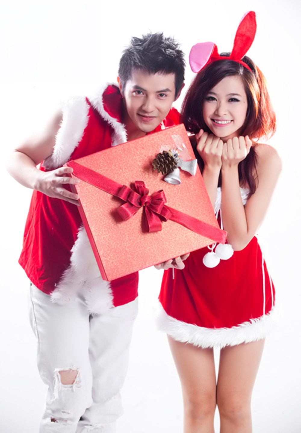 Đông Nhi - Ông Cao Thắng và style “trẻ mãi không già” sau 8 năm yêu nhau - 6 Vào năm 2010, hình ảnh của cặp đôi vẫn rất trẻ trung, nhí nhảnh và sát cánh bên nhau trong những dự án âm nhạc chung.