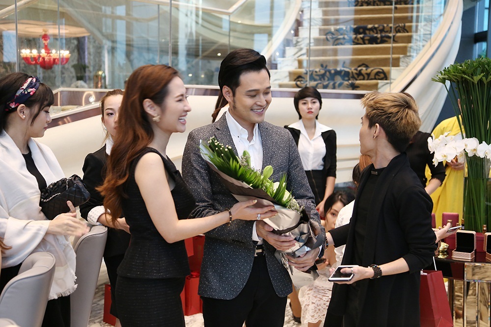 Quang Vinh gặp gỡ MC Thành Trung cùng dàn nữ hoàng, á hậu - 3 Quang Vinh mang đến chất lịch lãm trong phong cách cùng sự hòa đồng thân thiện cùng mọi người, anh được chào đón sau thời gian dài ở ẩn.