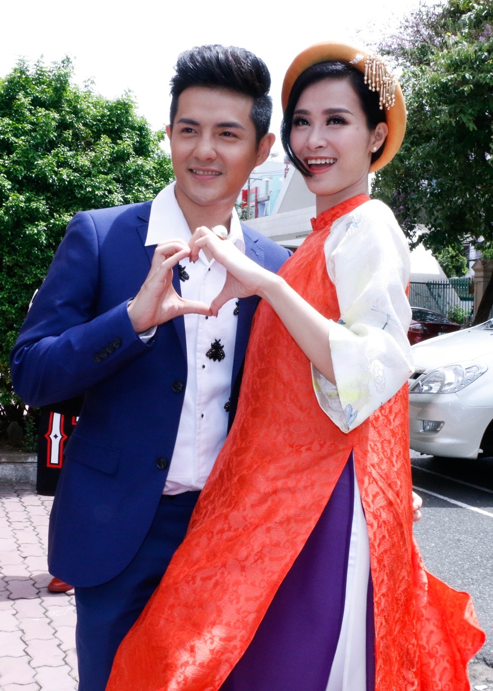 Đông Nhi - Ông Cao Thắng và style “trẻ mãi không già” sau 8 năm yêu nhau - 21 Hiện nay, cặp đôi đang được chú ý khi song hành tham gia làm giám khảo “Giọng hát Việt nhí” mùa thứ 4 năm 2016. Trong những số đầu tiên phát sóng, ông Cao Thắng mặc vest xanh nam tính trong khi đó Đông Nhi phá cách trong bộ áo dài tân thời, đầu đội mấn.