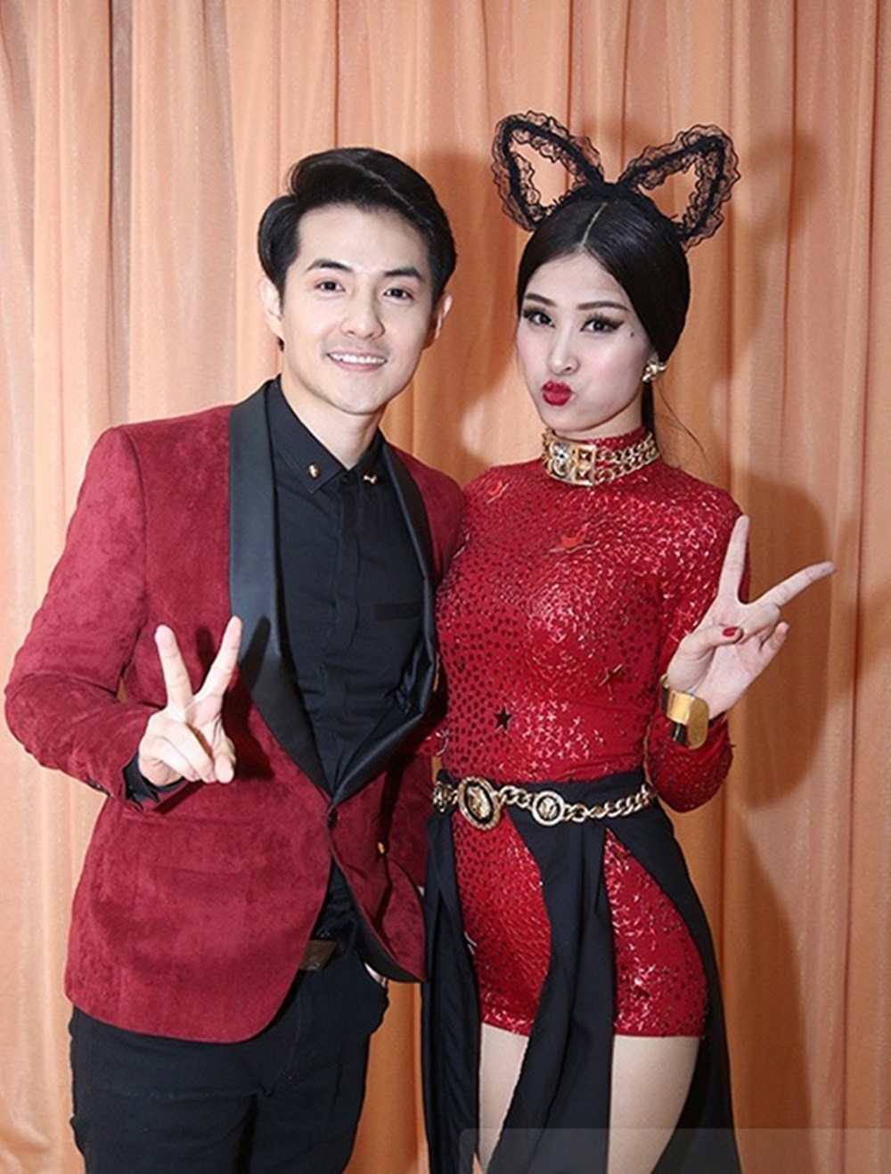 Đông Nhi - Ông Cao Thắng và style “trẻ mãi không già” sau 8 năm yêu nhau - 20 Đến ủng hộ tinh thần cho Đông Nhi khi tham gia The Remix 2015, Ông Cao Thắng cũng diện bộ trang phục với điểm nhấn ở chiếc vest ăn ý với màu bộ bodysuit mà Đông Nhi diện.