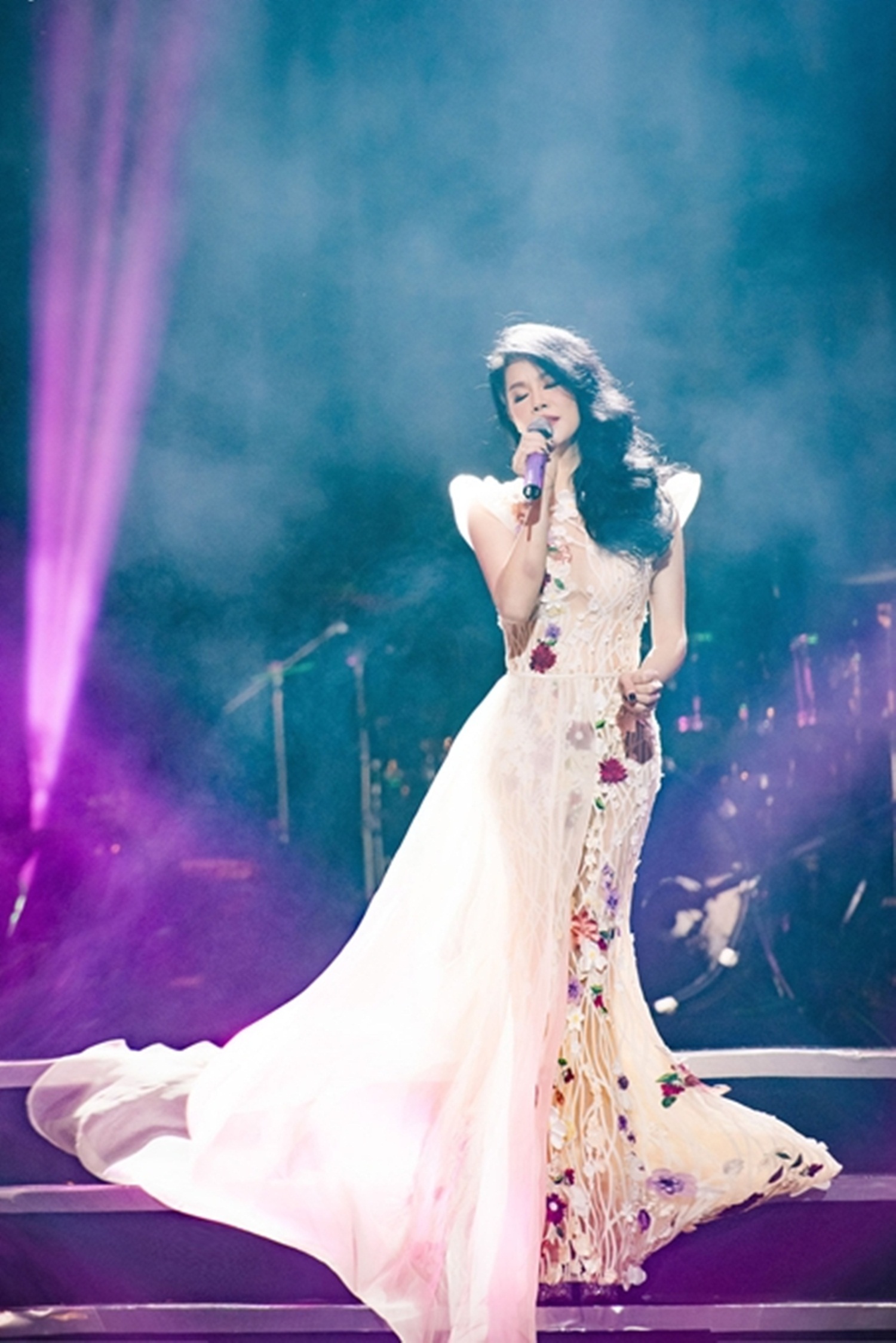 Có thể nói chính gu thời trang cũng góp phần làm tôn giọng hát của Thu Phương, đưa cô hoàn thiện một hành trình trở về nơi đã khởi sinh, nuôi nấng tâm hồn và giọng hát Thu Phương.