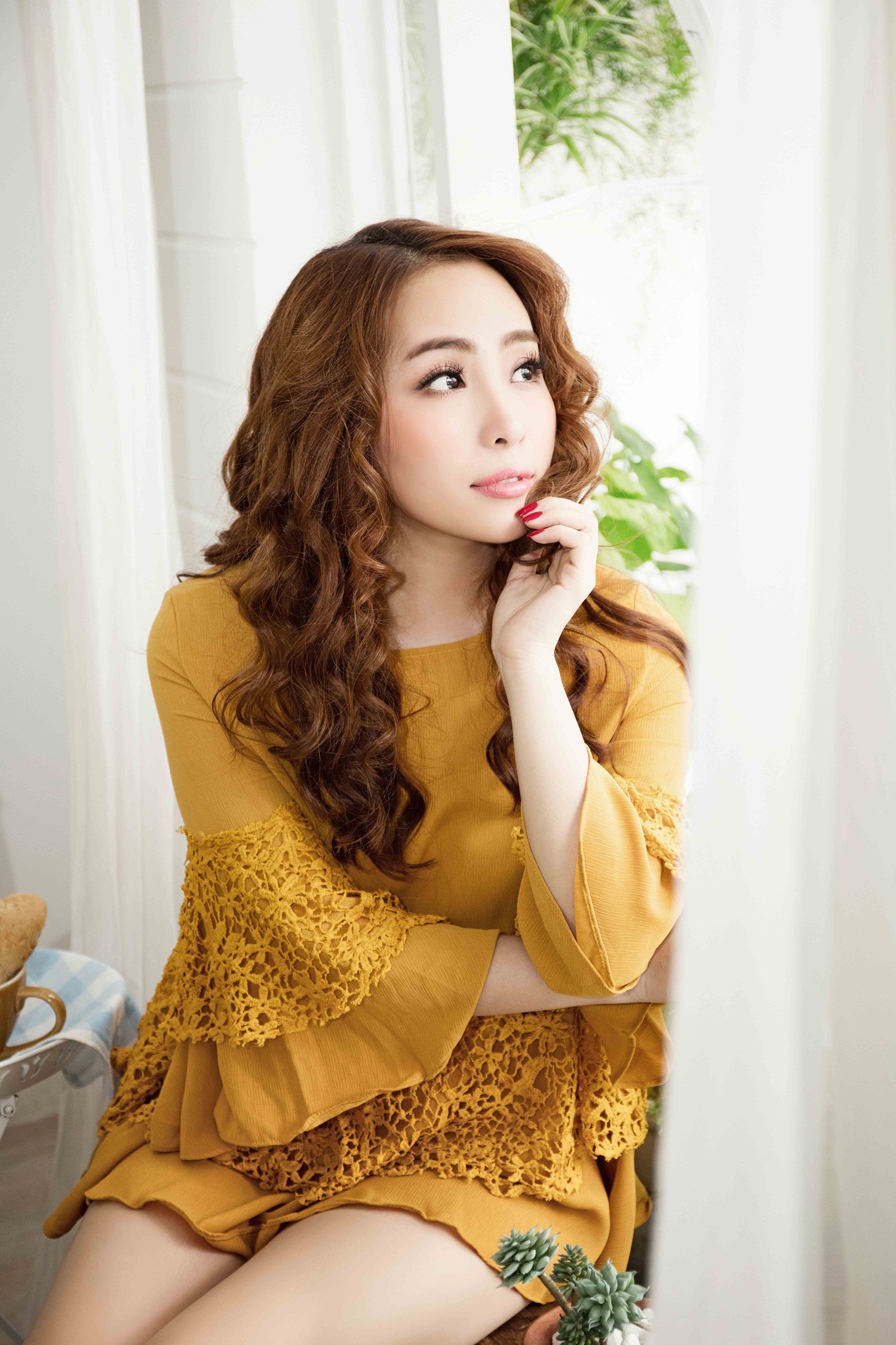 Cô diện đầm tay xòe điệu đà.