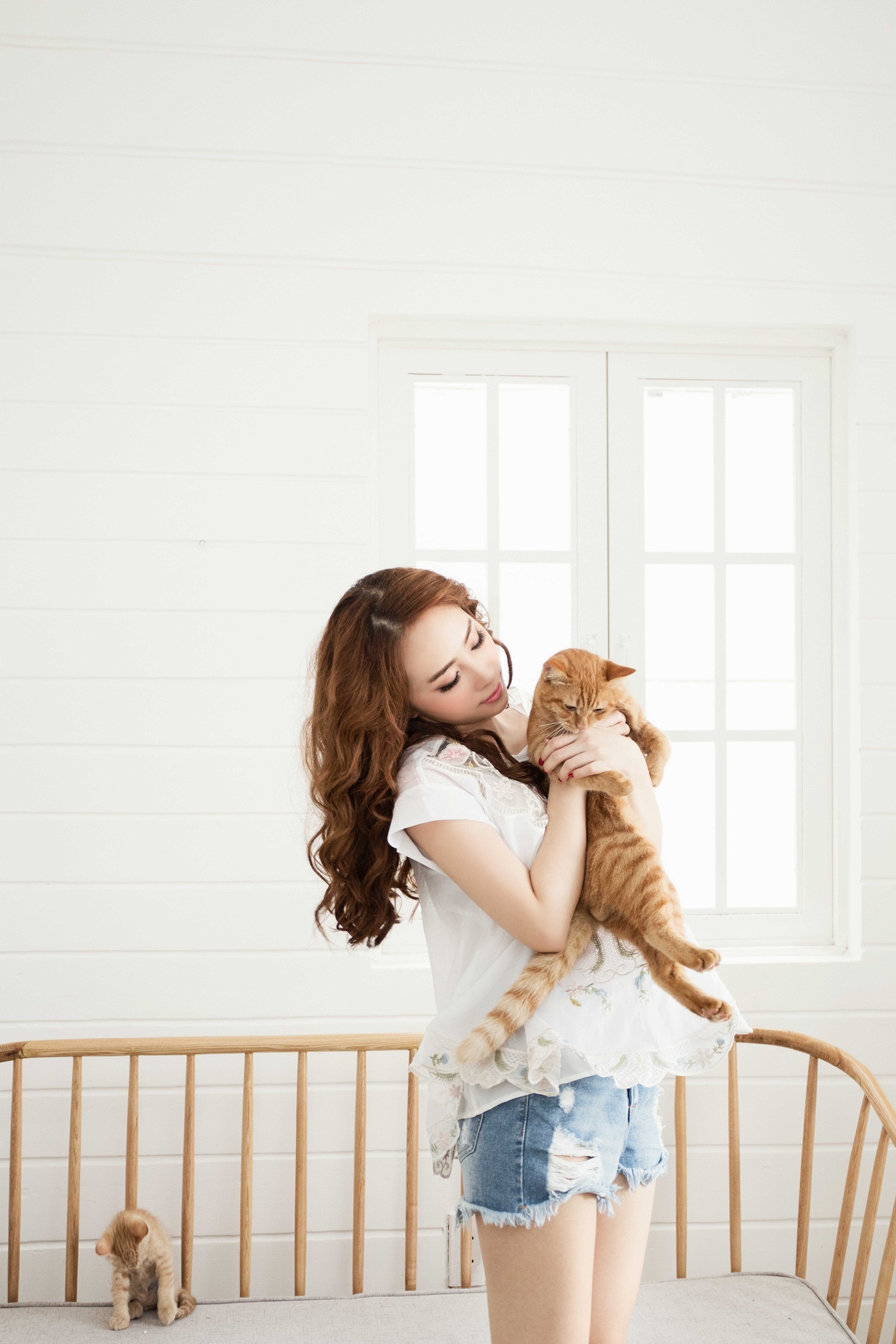 Dễ nhận thấy, qua thời gian, Quỳnh Nga đã có sự lột xác khá lớn từ một cô gái có làn da ngăm đen thành làn da trắng mịn màng và vẻ đẹp mong manh.