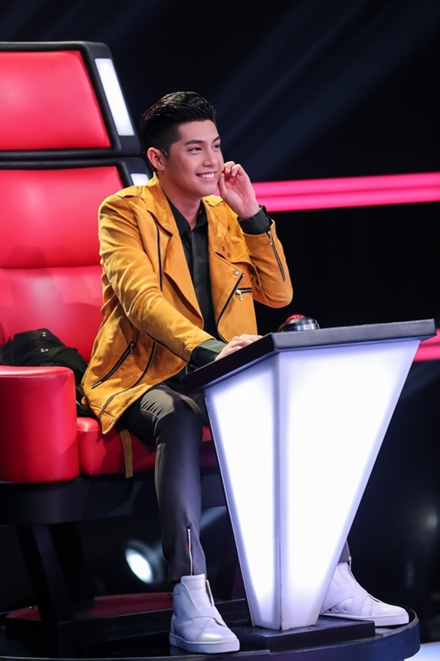 Những khoảnh khắc “bá đạo” của Noo Phước Thịnh tại The Voice Kids - 1 Noo Phước Thịnh với phong cách trẻ trung, năng động trên ghế nóng The Voice Kid 2016.