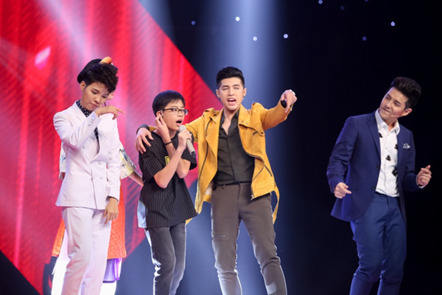 Những khoảnh khắc “bá đạo” của Noo Phước Thịnh tại The Voice Kids - 2 Noo Phước Thịnh cực sung trong tiết mục ngẫu hứng cùng thí sinh.