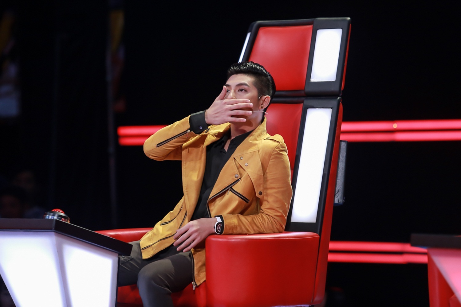 Những khoảnh khắc “bá đạo” của Noo Phước Thịnh tại The Voice Kids - 6 Noo Phước Thịnh khóc khi nghe thí sinh hát về mẹ.