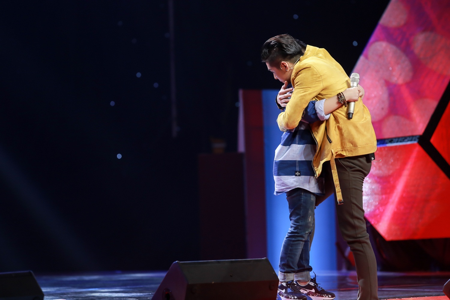 Những khoảnh khắc “bá đạo” của Noo Phước Thịnh tại The Voice Kids - 7 Ôm thí sinh nhí vì sự đồng cảm với ca khúc.