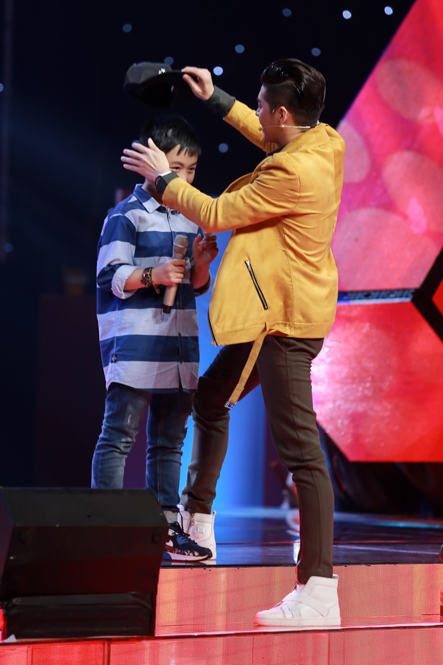 Những khoảnh khắc “bá đạo” của Noo Phước Thịnh tại The Voice Kids - 4 Liên tục mang mũ ra tặng thí sinh.