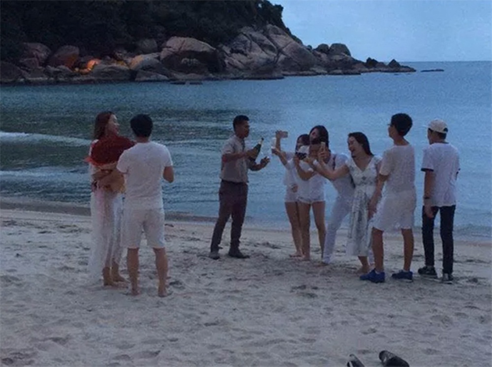 Lùm xùm tố nhau giả tạo, đạo nhạc, chat sex, showbiz Việt đang đi về đâu? - 7 Tối ngày 8/8, trên một số trang mạng đã rò rỉ hình ảnh lãng mạn của Hồ Ngọc Hà và Chu Đăng Khoa cùng một số bạn bè trên bãi biển, thông tin khẳng định nữ ca sĩ được Chu Đăng Khoa cầu hôn. Trước đó, trên trang cá nhân của mình, Hồ Ngọc Hà cũng khoe hình ảnh đang ngồi trước khung cảnh lãng mạn trên biển cùng bó hoa hồng thật to với dòng trạng thái “cảm thấy hạnh phúc”.