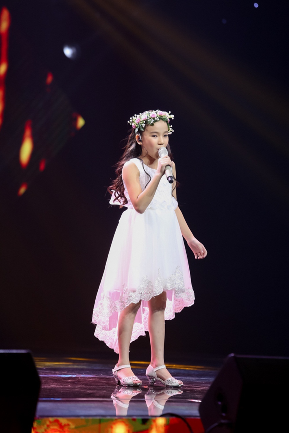 Giữa scandal, ghế HLV Vũ Cát Tường tại The Voice Kid vẫn được bảo toàn - 5 Cô bé Hồ Thảo Nguyên đến từ Đắk Nông đã khiến các giám khảo ngạc nhiên khi thể hiện giọng hát opera.